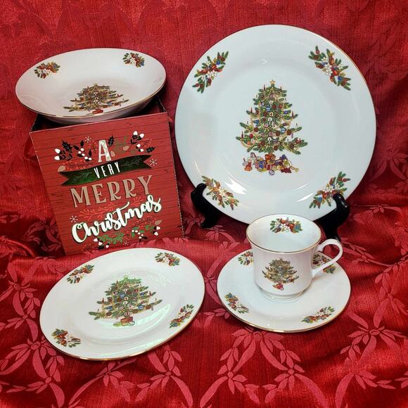 CROWN MING MISTLETOE CHINA Four 5 Piece Place Setting 2 sets available Christmas - Picture 9 of 13